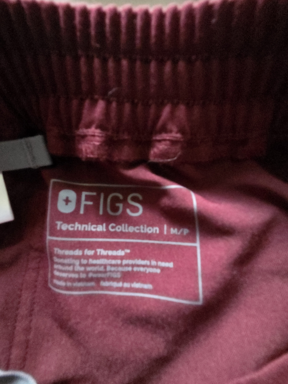 Figs Women's Maroon Cargo Straight Leg Scrub Pants Petite - Picture 3 of 3